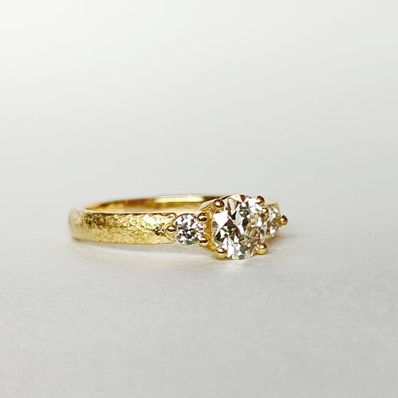 Beeld van 18k yellow antique cut