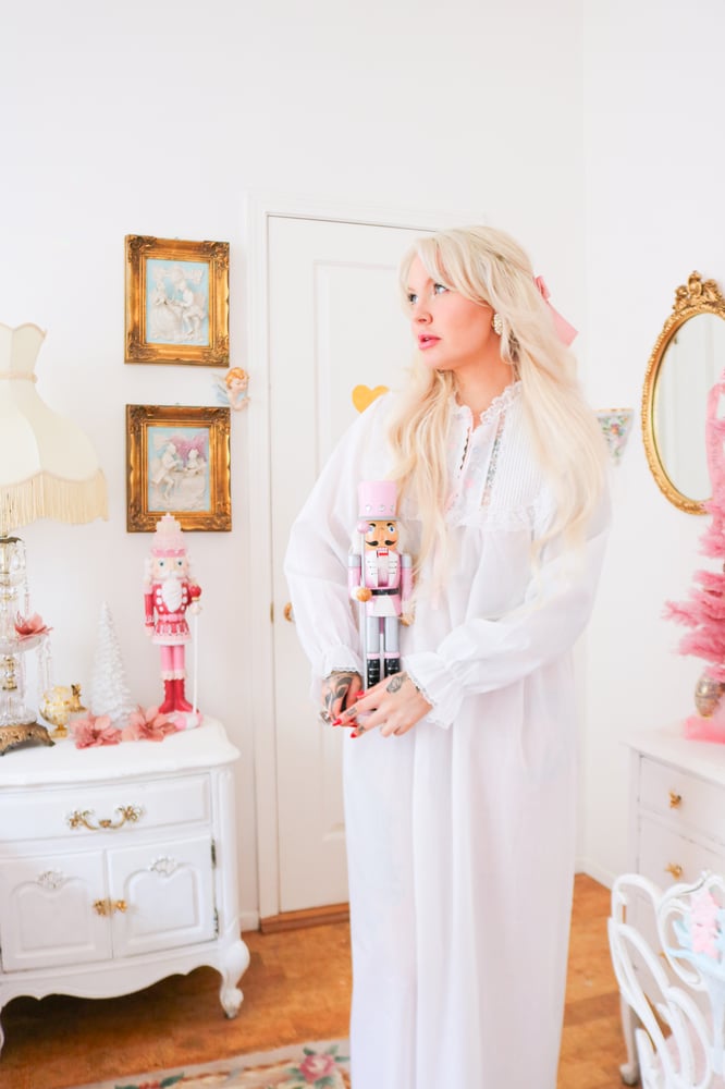 Image of 90s Cotillion Winter Princess Nightgown With Floral Embroidery (Medium) 