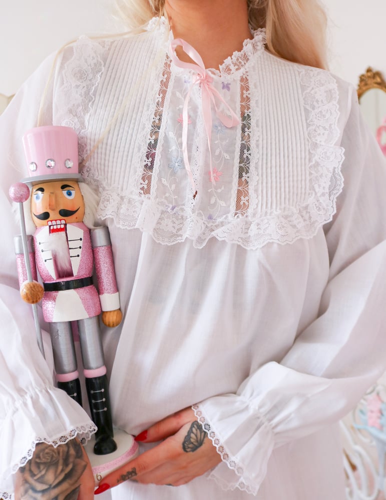 Image of 90s Cotillion Winter Princess Nightgown With Floral Embroidery (Medium) 