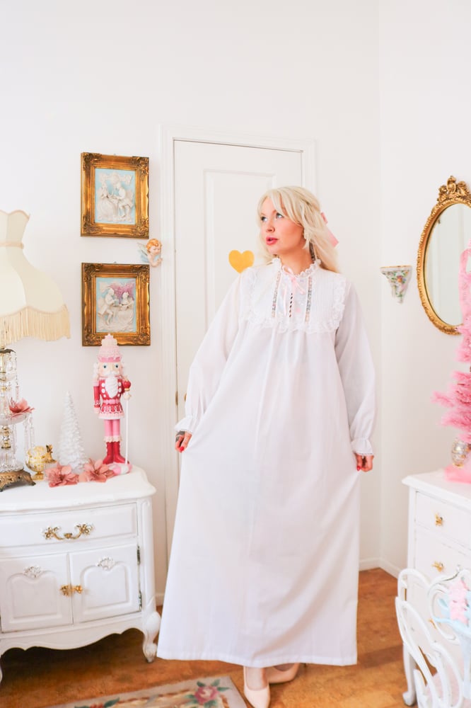 Image of 90s Cotillion Winter Princess Nightgown With Floral Embroidery (Medium) 