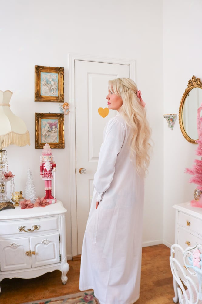 Image of 90s Cotillion Winter Princess Nightgown With Floral Embroidery (Medium) 