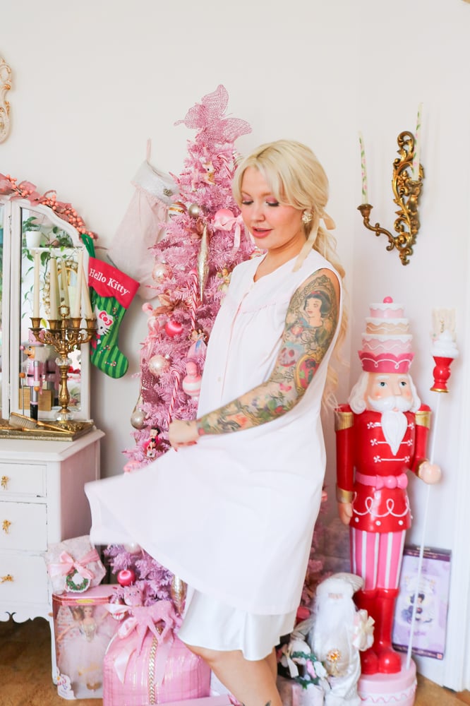 Image of Vintage 1960s Lorraine Pale Pink Button Up Nightgown (Large)