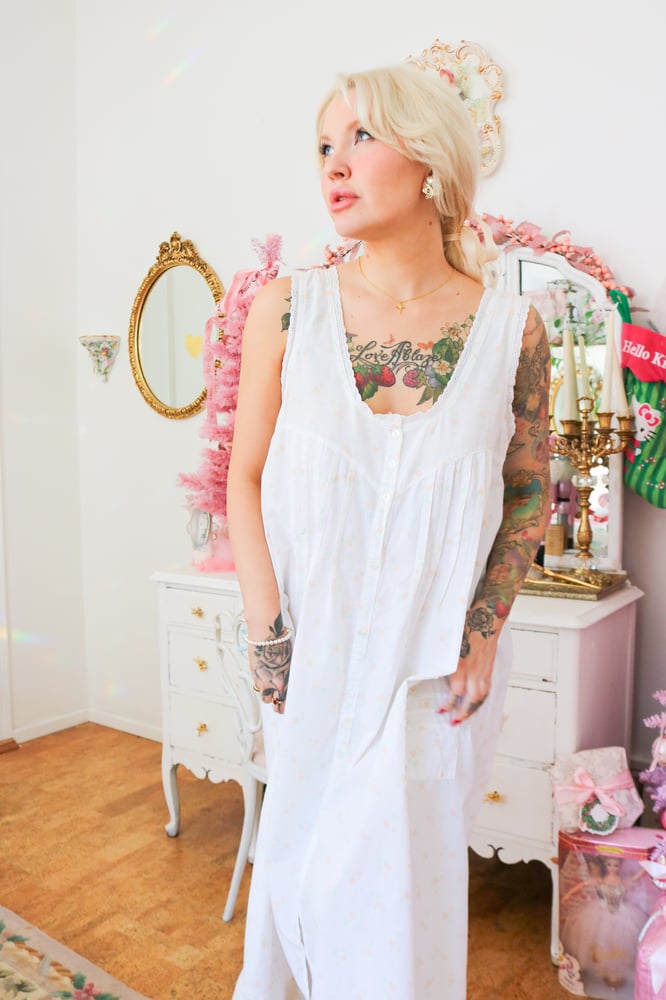 Image of Vintage 1980s Ilise Stevens Cottage Core Peachy Rose Printed Nightgown (Medium)
