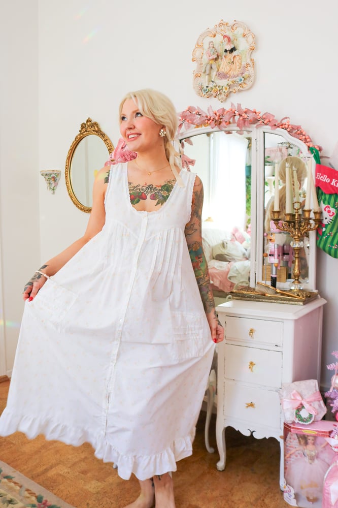 Image of Vintage 1980s Ilise Stevens Cottage Core Peachy Rose Printed Nightgown (Medium)