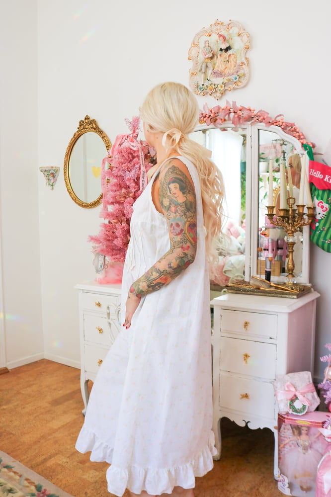 Image of Vintage 1980s Ilise Stevens Cottage Core Peachy Rose Printed Nightgown (Medium)