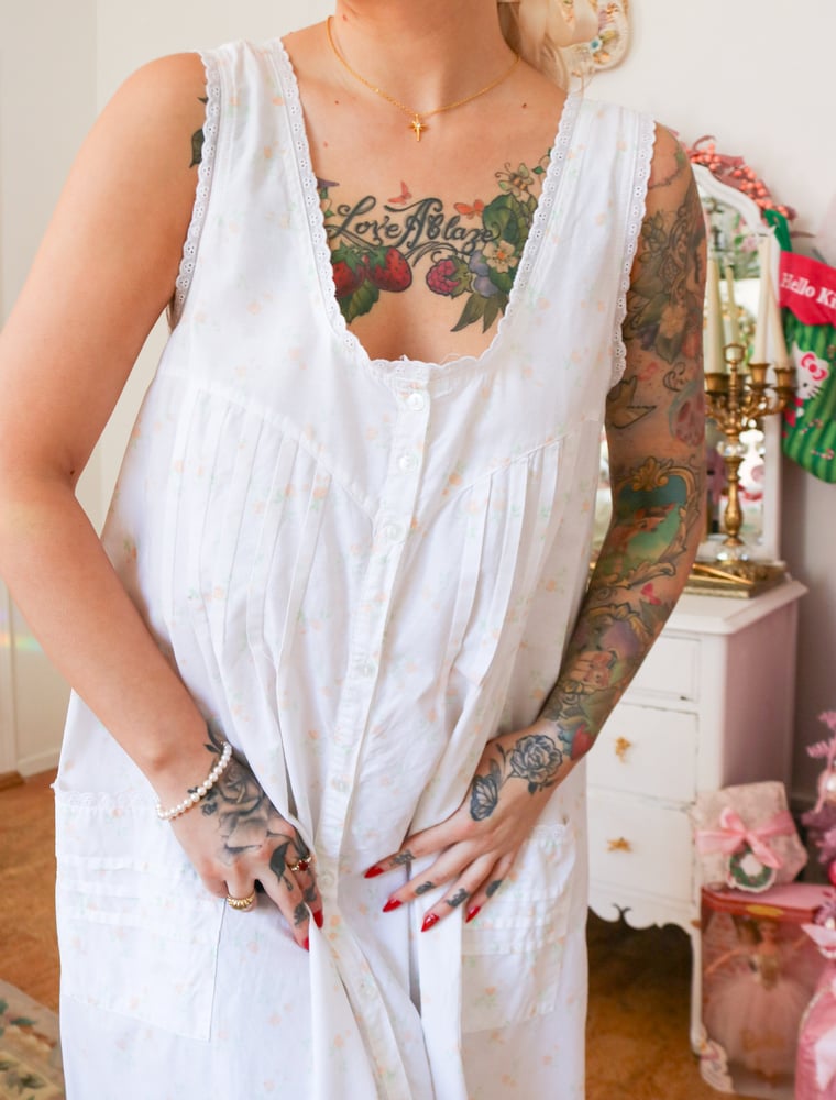 Image of Vintage 1980s Ilise Stevens Cottage Core Peachy Rose Printed Nightgown (Medium)