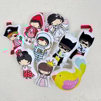 Image 1 of Sonajero Bebé personajes – Muñeco Suave con Personajes Ilustrados