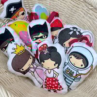 Image 14 of Sonajero Bebé personajes – Muñeco Suave con Personajes Ilustrados