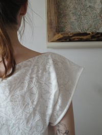 Image 5 of floral cotton-silk jersey TOP // sleeveless, raw cut