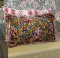 Image 1 of Coussin aux motifs floraux et feuillagés 