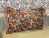 Image 2 of Coussin aux motifs floraux et feuillagés 