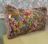 Image 3 of Coussin aux motifs floraux et feuillagés 