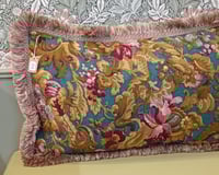 Image 4 of Coussin aux motifs floraux et feuillagés 