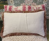 Image 5 of Coussin aux motifs floraux et feuillagés 