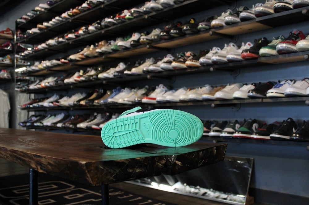 Air Jordan I (1) High OG "Green Glow"