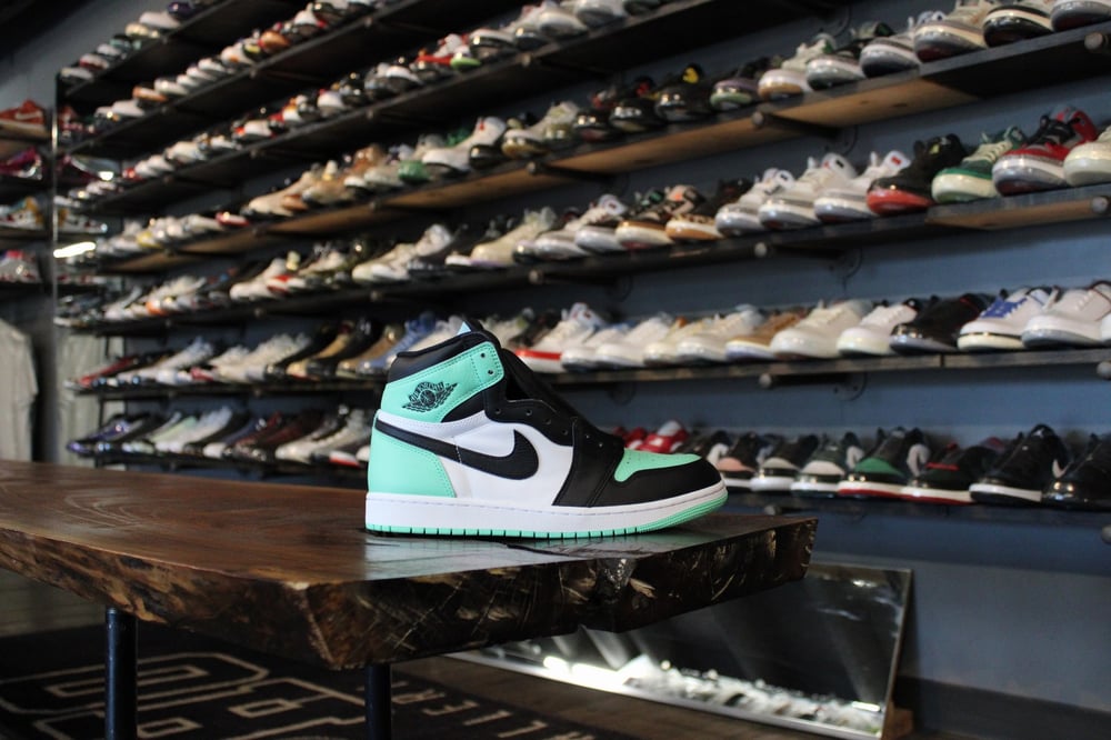 Air Jordan I (1) High OG "Green Glow"