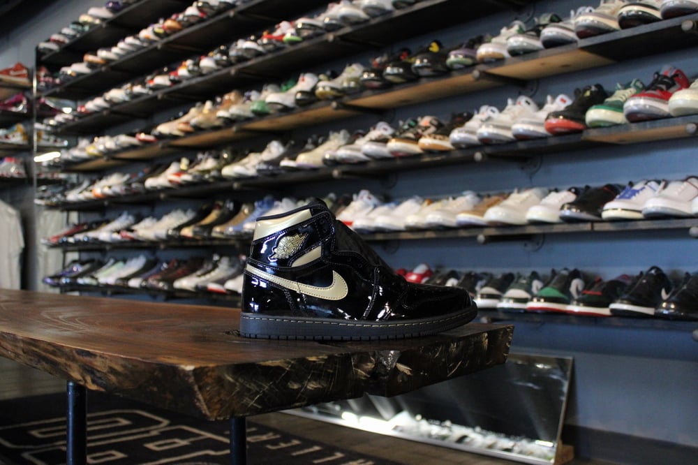 Air Jordan I (1) High OG "Black/Metallic Gold"