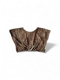 Image 1 of T-shirt crop sans manche à motif leopard 