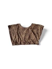 Image 2 of T-shirt crop sans manche à motif leopard 