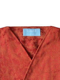 Image 3 of Kimono à motif lune rouge avec strass 