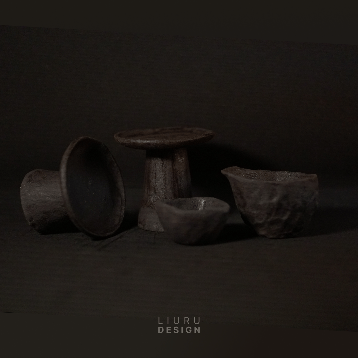 Image of Noircies - Ceramic Pedestal Stand