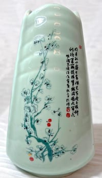 Image 2 of Antique 1900 Rare Chinese Qing Dynasty Scallop-Edge Vase