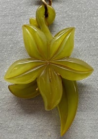 Image 2 of Vintage 1940s Avocado Green Bakelite Floral Pendant/Bead &amp; Gold Tone Necklace