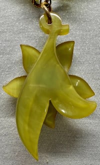 Image 3 of Vintage 1940s Avocado Green Bakelite Floral Pendant/Bead &amp; Gold Tone Necklace