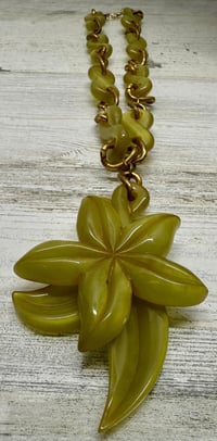 Image 4 of Vintage 1940s Avocado Green Bakelite Floral Pendant/Bead &amp; Gold Tone Necklace