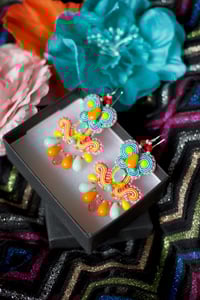 Image 3 of  Deli Earrings - Hearting the Rainbow - Petites boucles brodées - Fermoirs Argent 925