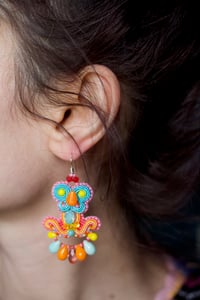 Image 1 of  Deli Earrings - Hearting the Rainbow - Petites boucles brodées - Fermoirs Argent 925