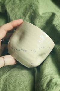 Image 2 of mug // zu viele gedanken 