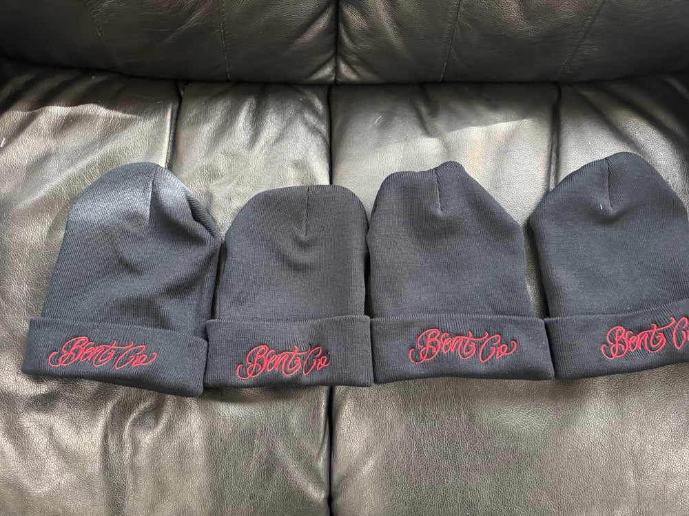 Bent co script beanie black with red