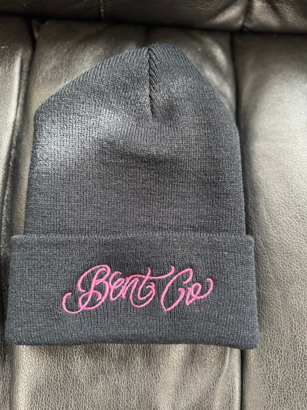 Bent co script beanie black with pink