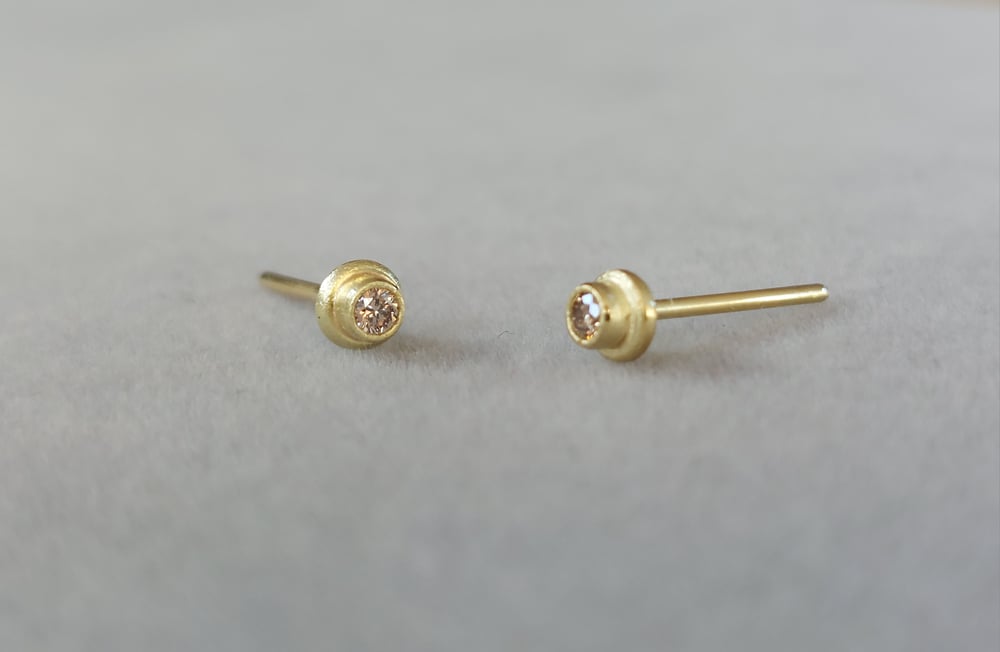 Image of Helena Earstuds with cognac diamonds, small 