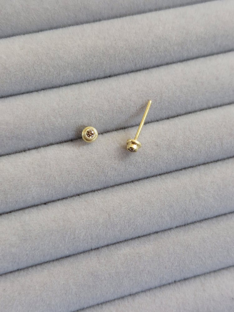 Image of Helena Earstuds with cognac diamonds, small 