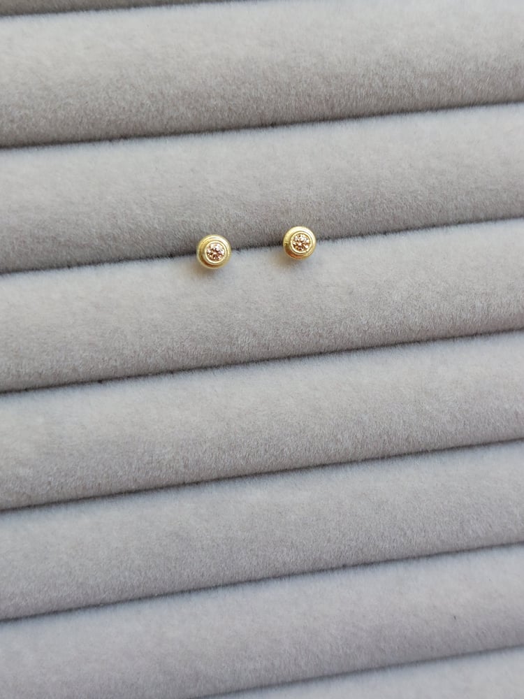 Image of Helena Earstuds with cognac diamonds, small 