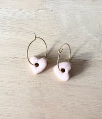 Boucles d'oreilles en grès, cœurs rose mat
