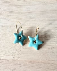 Boucles d'oreilles en grès, étoiles turquoise mat