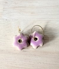 Boucles d'oreilles en grès, fleurs violettes