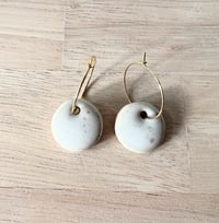 Boucles d'oreilles rondes en grès, blanc moucheté