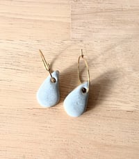 Boucles d'oreilles en grès, gouttes bleues mat