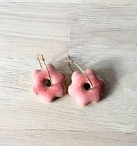 Boucles d'oreilles en grès, fleurs rose corail