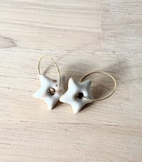 Boucles d'oreilles en grès, étoiles blanches mouchetées
