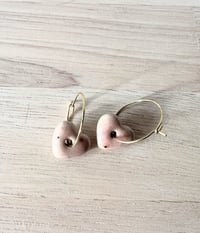Boucle d'oreilles en grès, coeurs roses mouchetés
