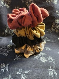 Image 1 of Linen Scrunchy Set in Naturally Sophisticated 