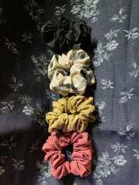 Image 2 of Linen Scrunchy Set in Naturally Sophisticated 