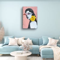 Image 2 of MARYGOLD 2 - Ritratto femminile minimalista con fiore giallo