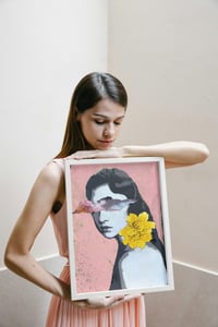 Image 3 of MARYGOLD 2 - Ritratto femminile minimalista con fiore giallo