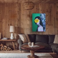 Image 4 of MARYGOLD - Ritratto femminile contemporaneo con fiore giallo e sfondo astratto